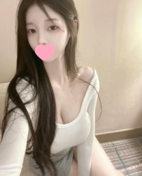 高挑長腿，成熟中帶點甜美感，外型亮眼又有女人味。