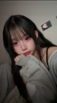 一進門眼神就開始勾你 口技超猛 會吹會舔會深喉 含到你腿軟