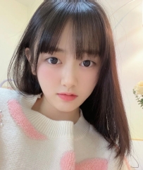 小蘿莉類型 皮膚白皙 有點嬌羞 甜美的笑容嗎