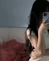 清純可愛的紗英，宛如鄰家少女，擁有粉嫩的肌膚和誘人的身材，