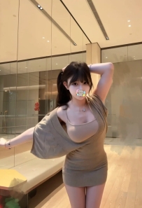 桃桃158cm 46kg Ecup 22歲 她身材嬌小 巨乳 非常吸引人