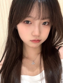 長相清新甜美 眼睛水亮 帶點學生氣身材輕盈不骨感 B奶挺又軟 乳暈粉嫩無毛