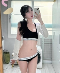 淫蕩小魔女！   嬌小羅莉身材很適合抱起來插 可帶服裝玩角色扮演喔！