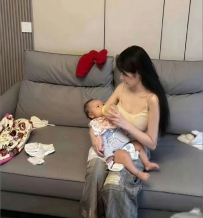 單親媽媽 自己撫養小孩 是離婚狀態  身材顏值都很高 妹妹之前是空姐
