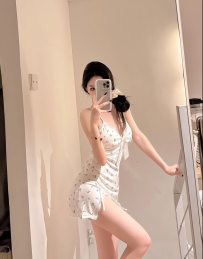 冷豔帶點撫媚 性感帶點妖嬈 氣場很強 很漂亮 性感風騷紅牌 五官立體精緻