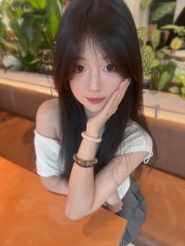 清純氣質如出水芙蓉，纖細腰身盈盈可握 小隻馬體型 動作輕盈如燕 笑容甜化人心