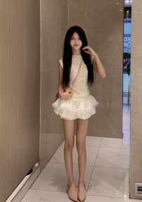 清純顏＋邪魅臀腰，一眼就讓人渴望探索 🩲