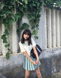 可愛幼臉、胸雖不大但超挺，屁股超翹。 初出社會沒多久、講話軟軟的又愛靠近