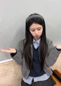 外表甜美可愛，五官精緻圓潤，甜甜笑眼一彎就讓人心動，